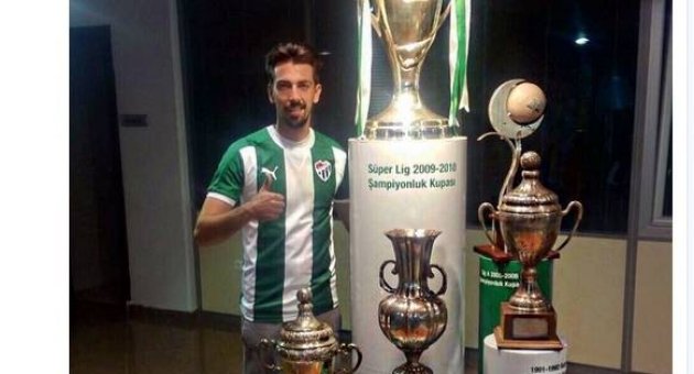 Cuenca, Bursaspor’un Kazandığı Kupaların Yanında Poz Verdi