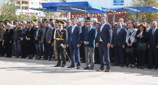 Cumhuriyet Bayramı Kutlamaları Çelenk Sunumu İle Başladı