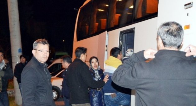 Dalgalardan Korkan Kaçak Göçmenler, Kendilerini İhbar Etti