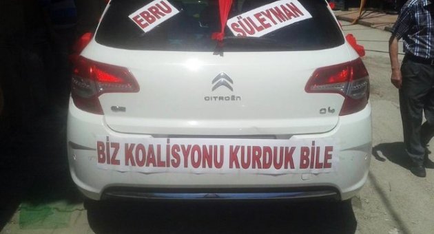 Damat Ve Sağdıcı Boyunduruk Takarak Düğün Arabasını Çekti
