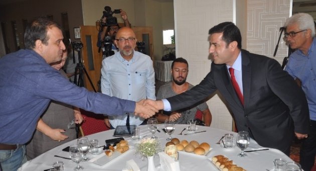 Demirtaş: "pkk’nın Silahlı, Bombalı Şiddet Eylemlerini Durdurması Lazım"