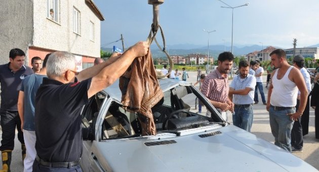 Dereye Uçan 17 Yaşındaki Sürücü Boğulmaktan Son Anda Kurtuldu