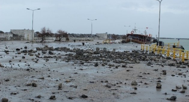 Dev Dalgalar Taşları Savurdu