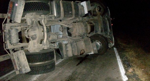 Devrilen Tır, İki İlçeyi 4 Saat Ulaşıma Kapattı