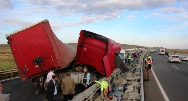 Devrilen Tır İstanbul-tekirdağ Karayolunu Ulaşıma Kapattı