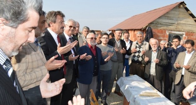 Doğup Büyüdüğü Mahalleye Cami Yaptırıyor