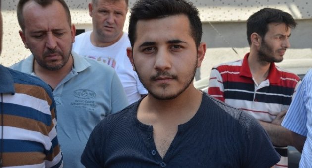 ’dört Araç Yarış Yapıyordu, Orman Yangınını İzleyenlerin Arasına Daldı"
