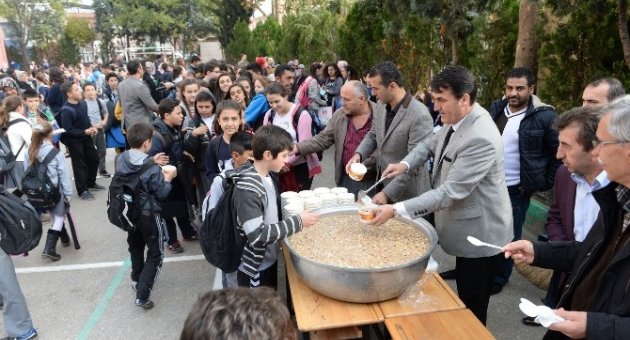 Dündar Aşure Dağıttı
