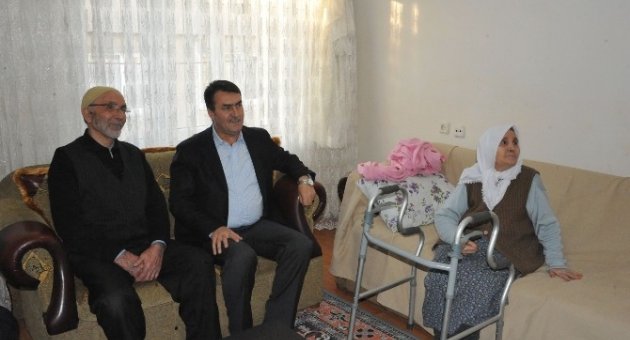 Dündar, Fadime Teyzenin Yüzünü Güldürdü