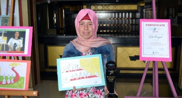 Dünya Karikatür Şampiyonu 11 Yaşındaki Kız Ayvalık’ta Sergi Açtı