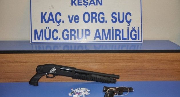 Durdurulan Araçta Uyuşturucu Ve Silah Yakalandı