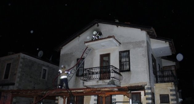 Düşen Yıldırım Evi Yaktı