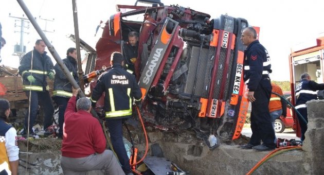 Duvara Çarpan Armut Yüklü Kamyonda Can Pazarı