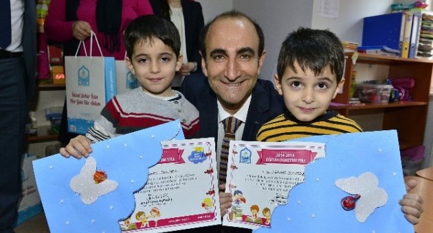 Edebali Miniklere Karne Dağıttı