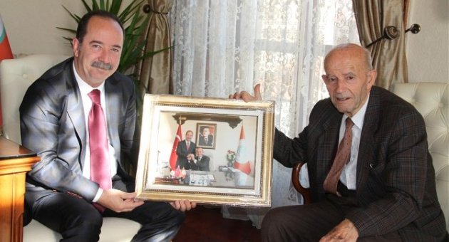 Edirne Belediye Başkanı Gürkan’dan, Eski Dönem Belediye Başkanı Arman’a Anlamlı Hediye