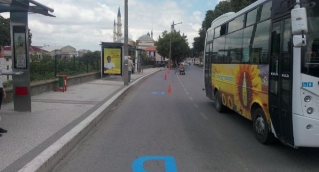 Edirne Belediyesi, Araçlarını Otobüs Duraklarına Park Eden Sürücüleri Uyarıyor