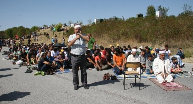 Edirne Valisi Şahin, Suriyeli Sığınmacılarla Birlikte Edirne Otobanında Cuma Namazı Kıldı