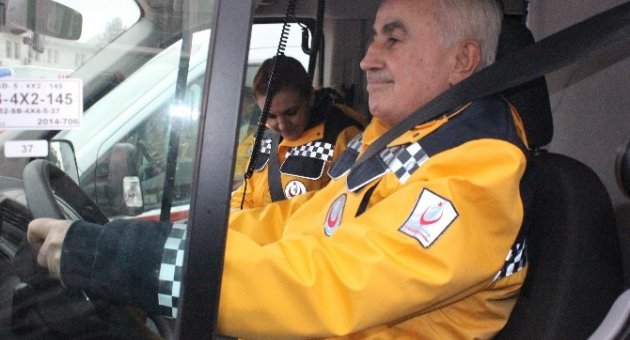 Edirne’de Ambulansın Direksiyonuna Geçen Vali Şahin, Emniyet Kemerinin Önemine Vurgu Yaptı