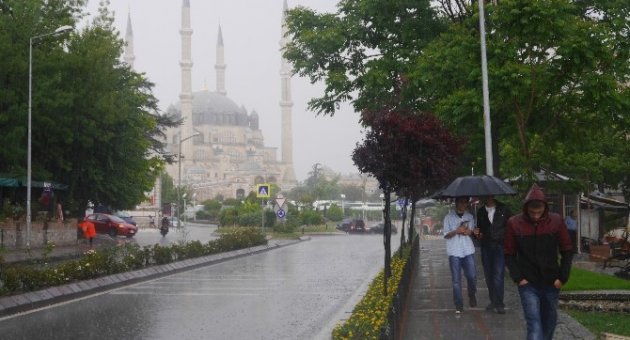Edirne’de Sağanak Yağış Etkili Oldu