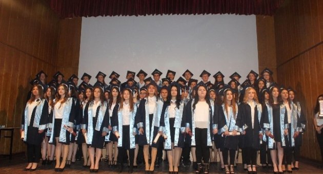 Edirne’de Sağlık Lisesi Öğrencileri Mezuniyet Heyecanı Yaşadı