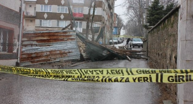 Edirne’de Şiddetli Fırtına Çatıları Uçurdu, Ağaçları Devirdi