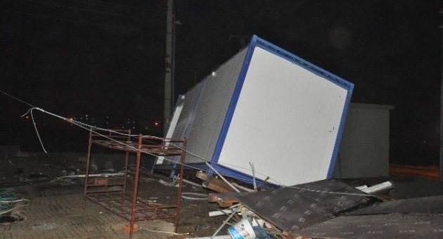 Edirne’de Şiddetli Lodos İşçi Konteynerini Devirdi: 1 Yaralı