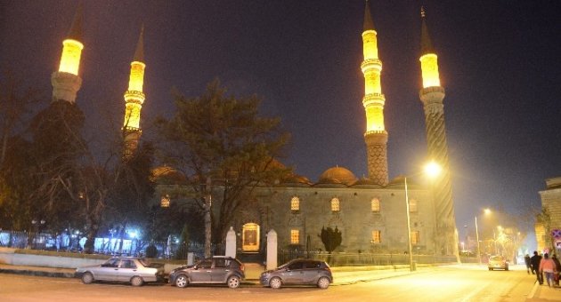 Edirne’de Tarihi Camii Aydınlatıldı