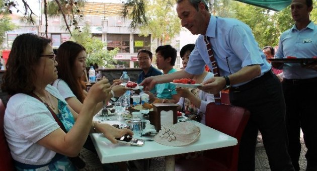 Edirne’yi Ziyaret Eden Koreliler De Karpuz Uygulamasını Beğendi