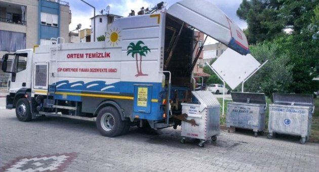 Edremit Belediyesi Çöp Konteynerlerini Dezenfekte Ediyor