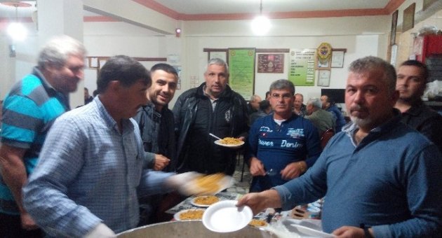 Edremit’li Avcılar Muharrem Ayı Nedeni İle Aşure Ve Tavşan Pilavı Dağıttı