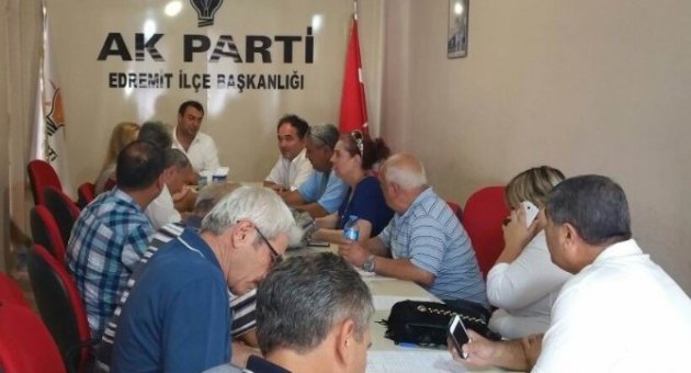 Edremit’te Ak Parti Muhtarlarla Bir Araya Geldi