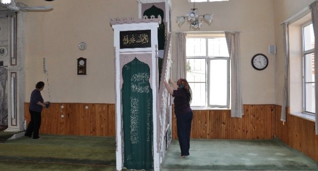 Edremit’te Camiler Temizleniyor
