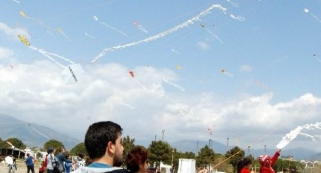 Edremit’te Gökyüzü Uçurtmalarla Renklendi