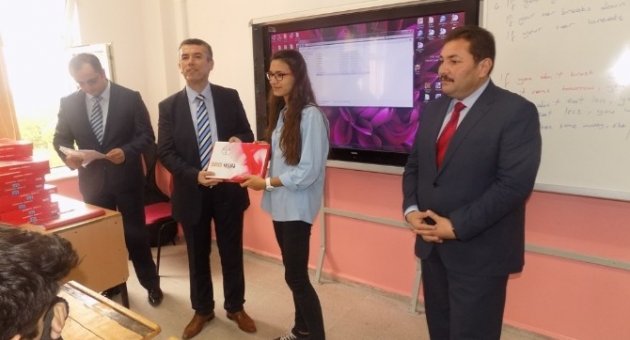 Edremit’te Öğrencilerin Tablet Sevinci