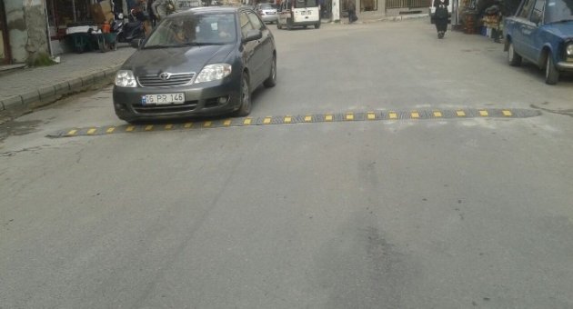 Edremit’te Okul Önlerine Hız Kesici Engeller Konuluyor