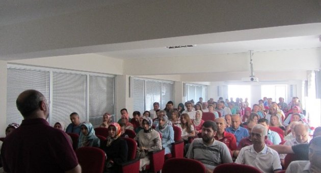 Eğitimcilere Din Öğretimi Seminerleri Veriliyor