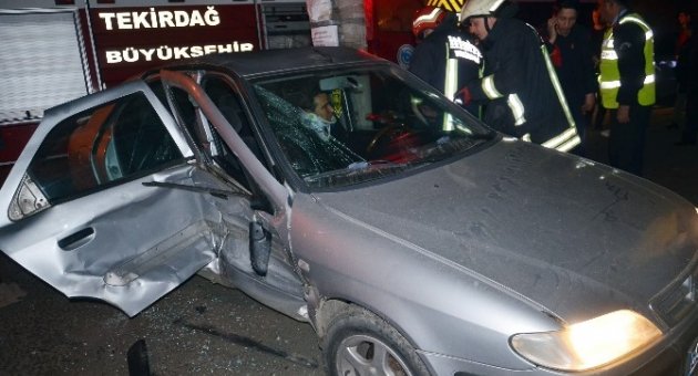 Ehliyetsiz Sürücünün Çarptığı Otomobilin Sürücüsü Araçta Sıkıştı