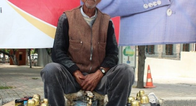 Ekmeğini 55 Yıldır Ayakkabı Boyayarak Kazanıyor