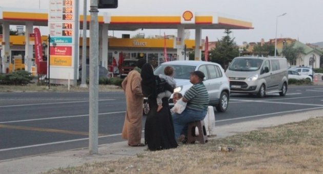 Ekmek Parası İçin Hayatlarını Tehlikeye Atıyorlar