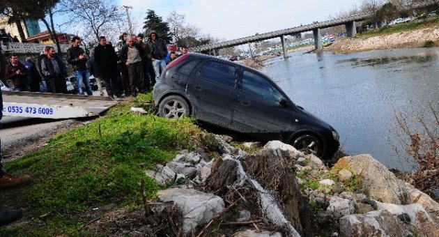 El Frenini Çekmeyi Unuttuğu Otomobilini Derede Buldu