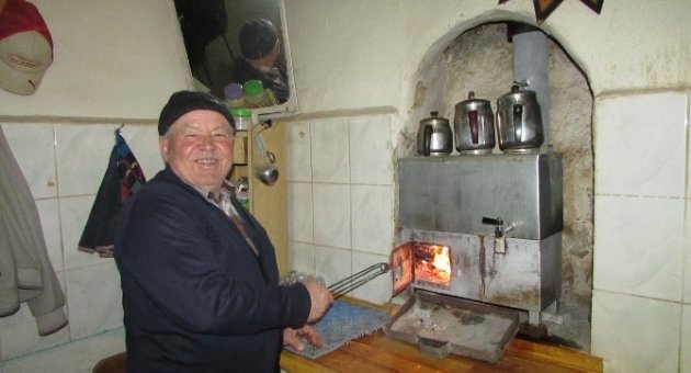 Elektrik Parası Vermemek İçin Odun Ateşinde Çay Yapıyor