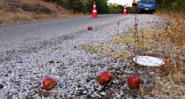 Elma İşçileri Kamyonet Kasasından Düştü: 2’si Ağır, 6 Yaralı