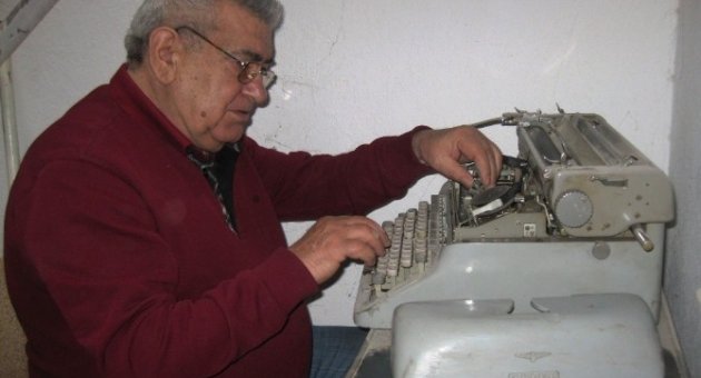 Emekli Öğretmenin Daktilo Aşkı