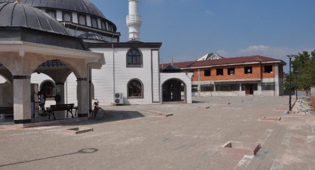 Emir Sultan Camii’ne Çevre Düzenlemesi