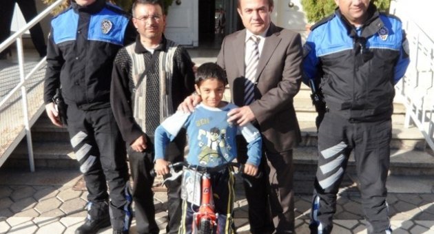 Emniyetten Öğrencilere Bisiklet Hediyeleri Sürüyor