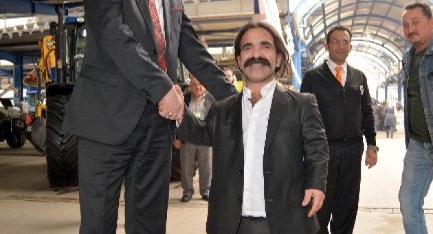 En Uzun Başkan İle En Kısa Oyuncu Karşılaşırsa...