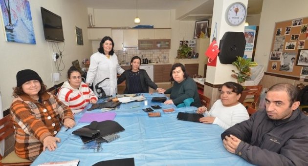 Engelleri Cüzdan Yaparak Aşıyorlar