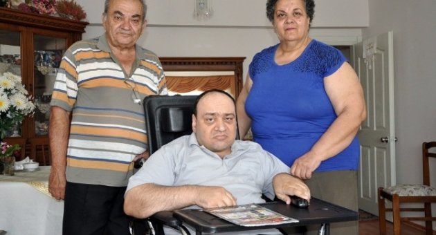 Engelli Oğluna 42 Yıldır Özenle Bakıyor