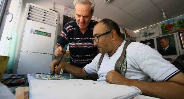 Engelli Oğlunu 52 Yıldır Yanından Ayırmayan Fedakar Anne