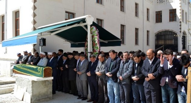 Enkaza Dönen Otomobilden Sağ Çıkarılan Sürücü Hayatını Kaybetti